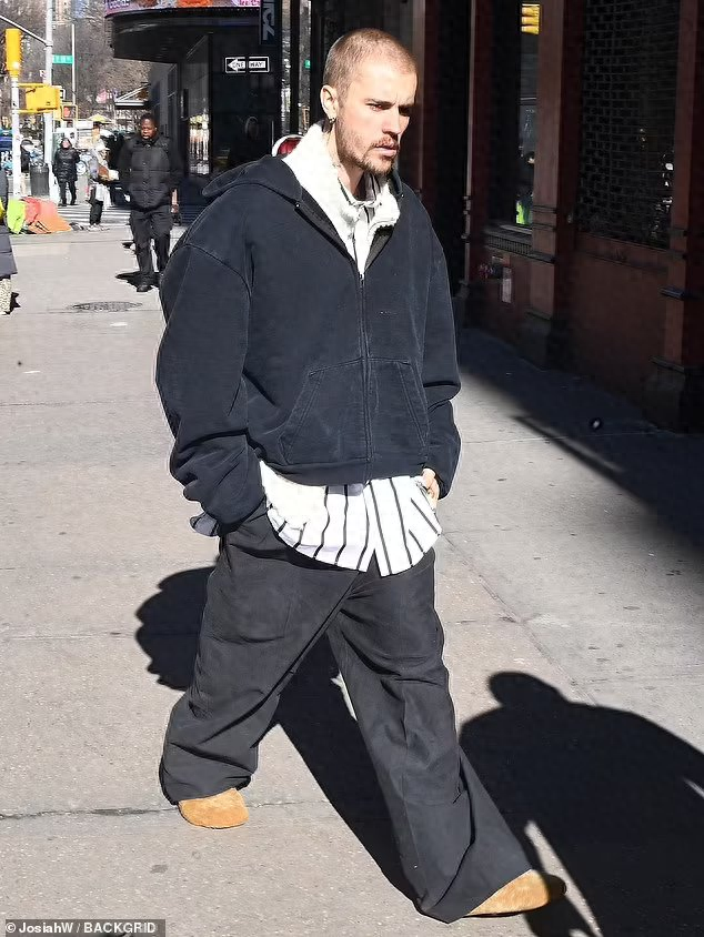 30岁贾斯汀·比伯独自现身,目光呆滞形容枯槁,被指“越发社恐”