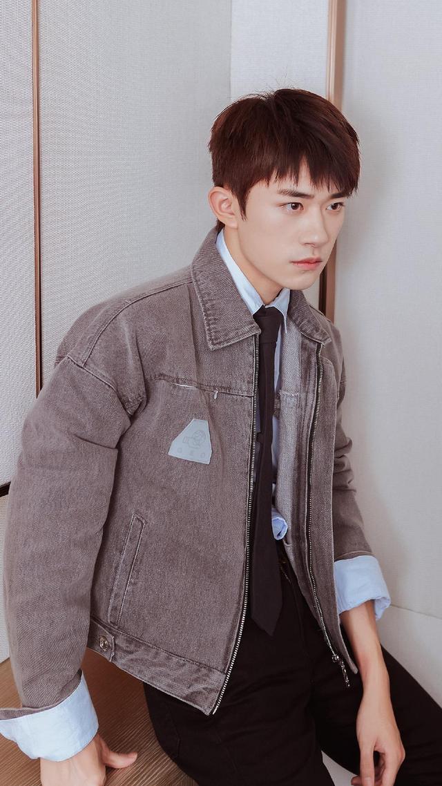 易烊千玺帅气阳光迷人的写真