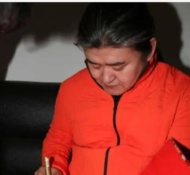 61岁刘欢带妻子亮相湖南春晚，何炅：她是我的恩师