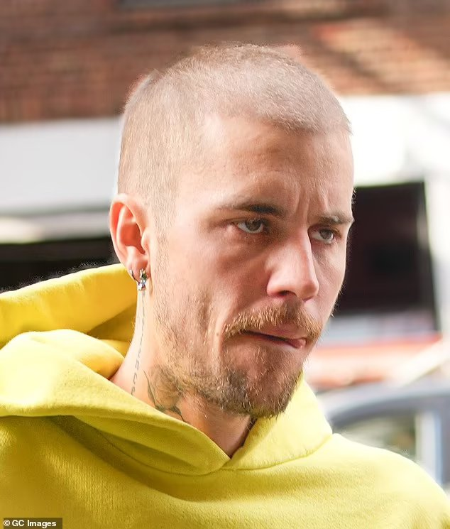 30岁贾斯汀·比伯独自现身,目光呆滞形容枯槁,被指“越发社恐”