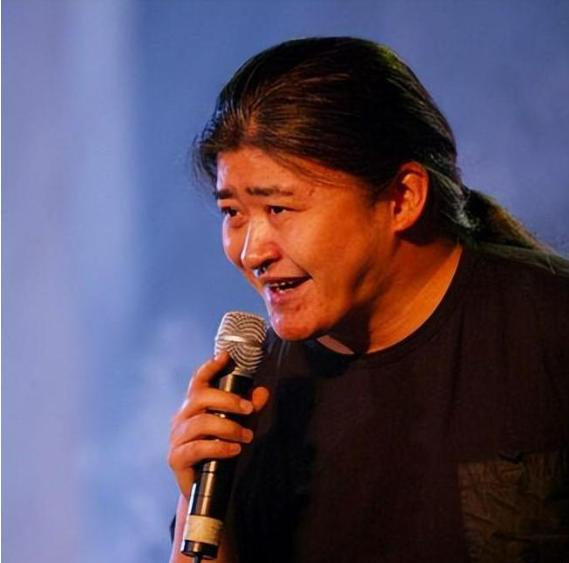 61岁刘欢带妻子亮相湖南春晚，何炅：她是我的恩师