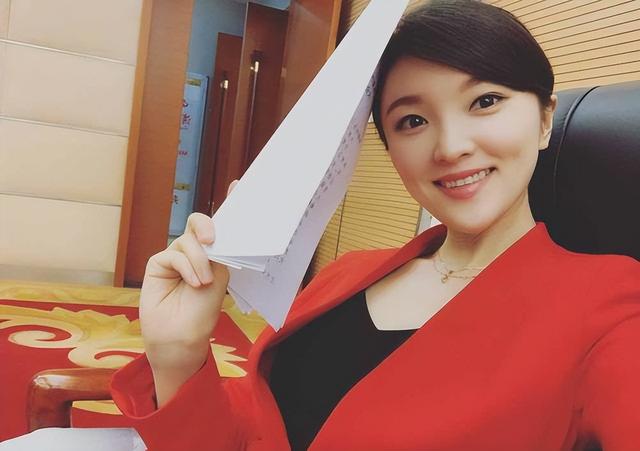 福建电视台体育频道美女主持人曾宝风采一览，美与知性并存