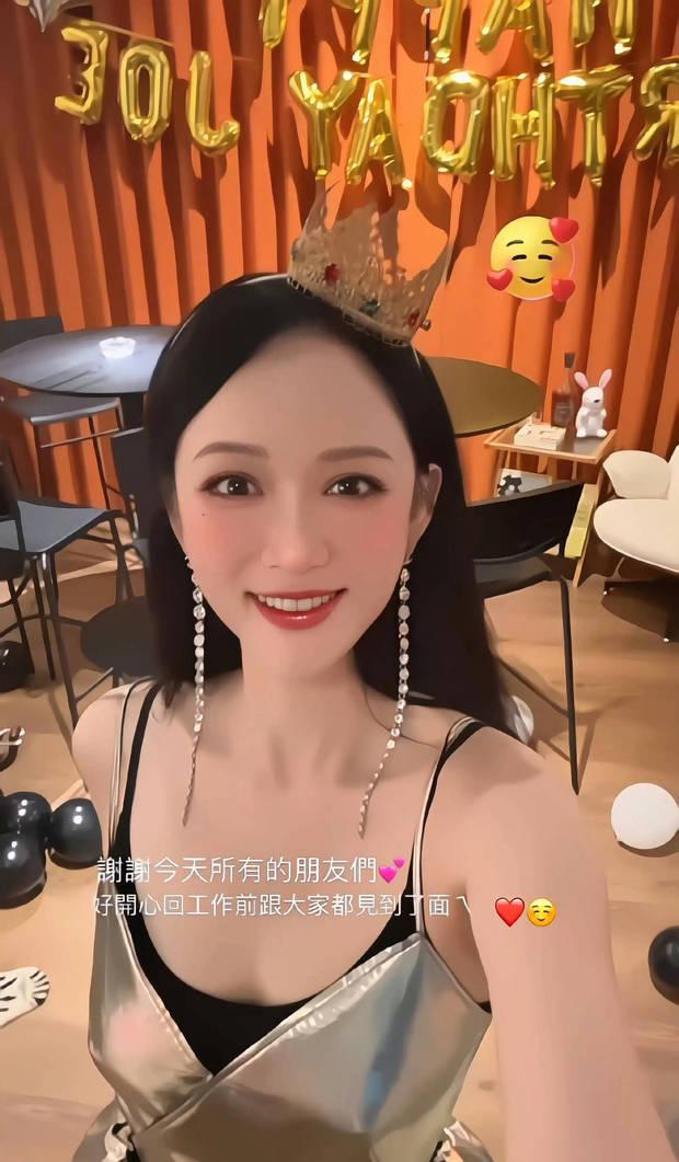 艾伦为陈乔恩办45岁生日派对 二人搂腰亲吻撒狗粮