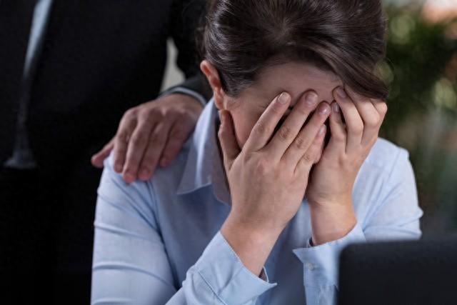 长途火车惊魂：47岁女子情绪失控，心理健康问题不容忽视