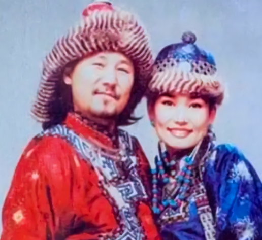 离开“嗜酒如命”的腾格尔，62岁的哈斯高娃，事业成功生活快乐