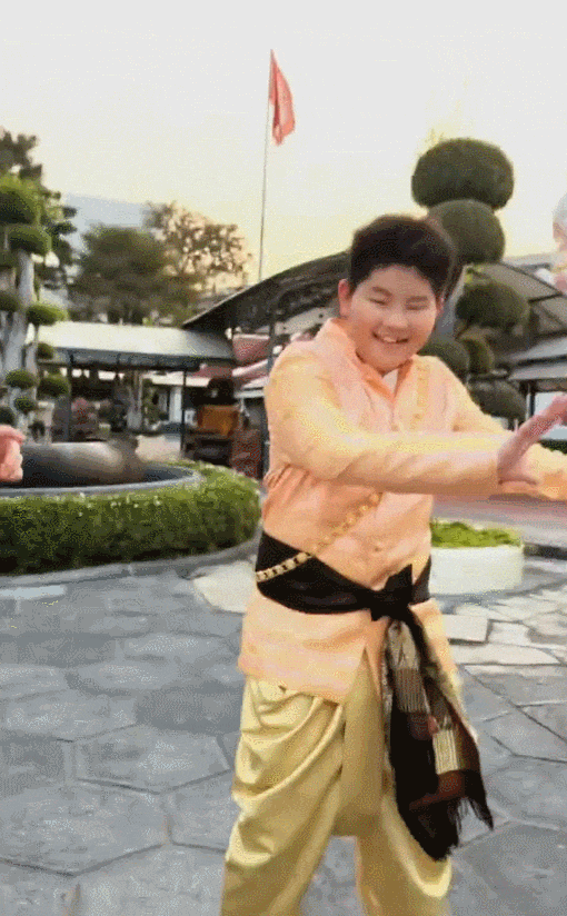 沙溢胡可一家四口跳接力舞蹈 13岁安吉帅气又腼腆