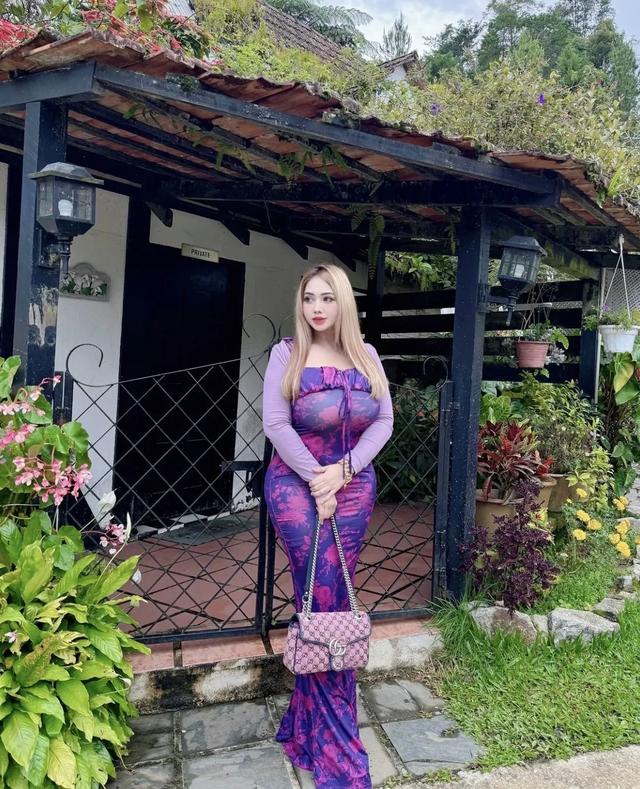 坦克身材,波涛汹涌的漫画身材!极品中的极品!