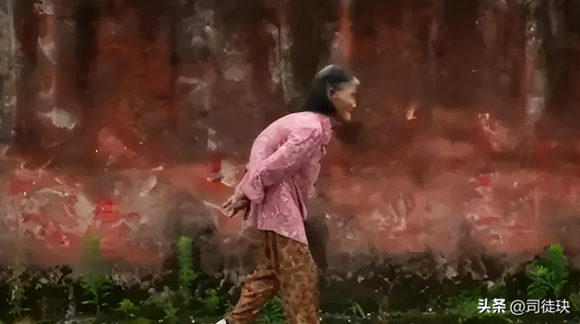 19年江西24岁男子带85岁老妇进婚纱店，一开口，店员纳闷难以答复