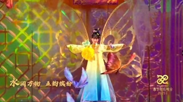 李子柒春晚“战袍”曾人工吊染6小时，由武汉非遗代表性传承人与她共同打造