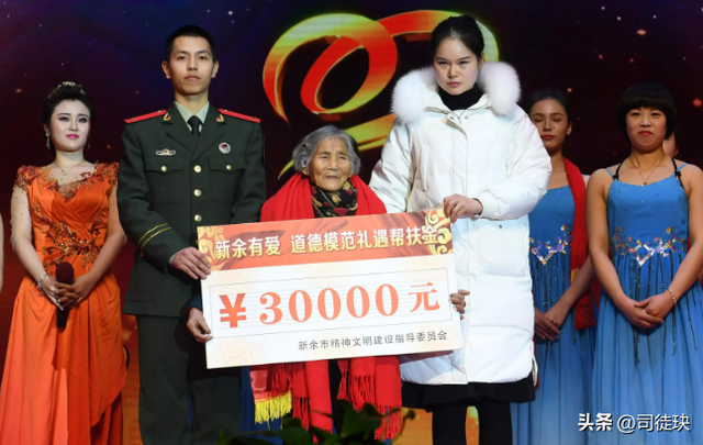 19年江西24岁男子带85岁老妇进婚纱店，一开口，店员纳闷难以答复