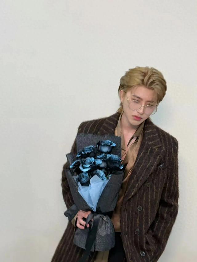 一年一度的蓝玫瑰真是蔡徐坤的幸福秘诀