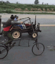 公司新来的女员工不仅身材好，工作能力也强，每次老板出差都带她