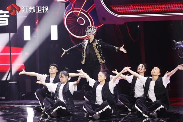 《蒙面舞王》舞力全开，“无人区玫瑰”旗袍舞惊艳全场