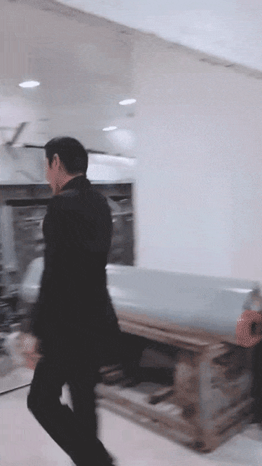 64岁陈道明近照，身姿挺拔走路带风似小伙，气质太好了