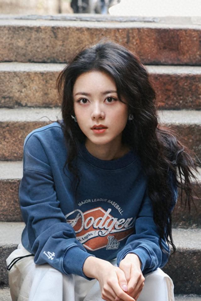 石阶漫步！赵今麦活力美图