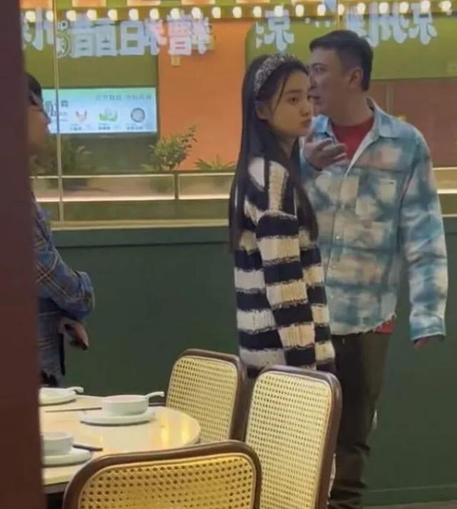 王思聪女友小肉安素颜照曝光，额头上痘痘抢镜，样貌清纯像高中生