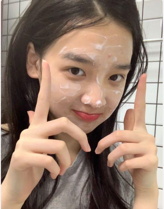 王思聪女友小肉安素颜照曝光，额头上痘痘抢镜，样貌清纯像高中生