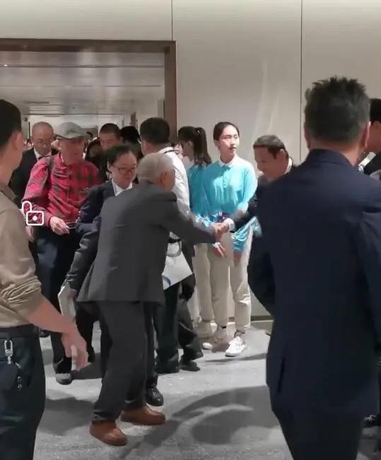 64岁陈道明近照，身姿挺拔走路带风似小伙，气质太好了