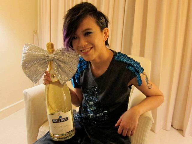 37岁台湾女歌手张芸京：知名歌手到街头艺人，2年前曾吃药轻生