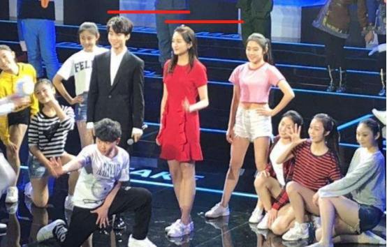 180cm的王俊凯，跟173cm的关晓彤站一块，谁撒了谎一看就知道