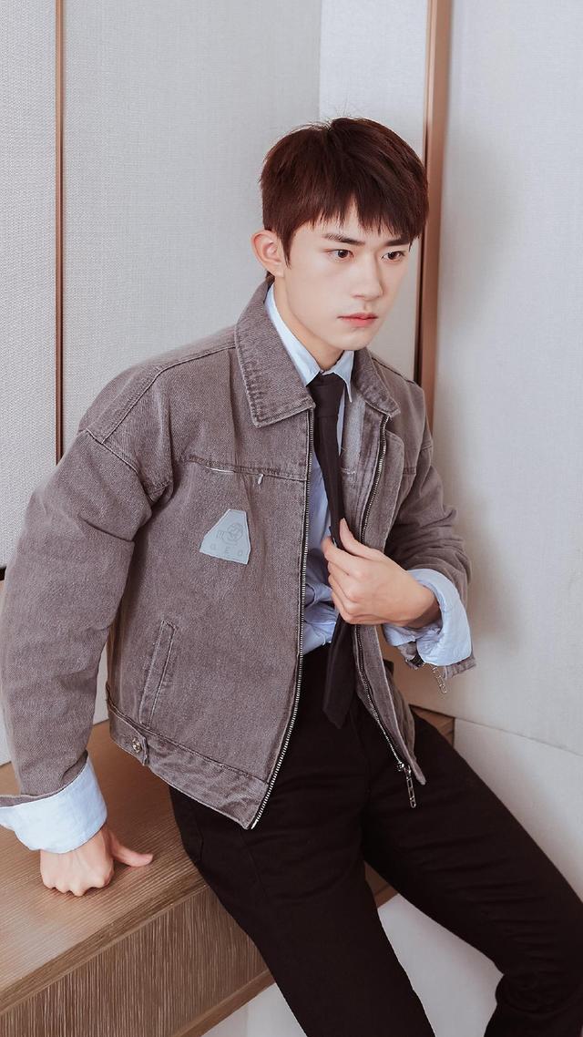 易烊千玺帅气阳光迷人的写真