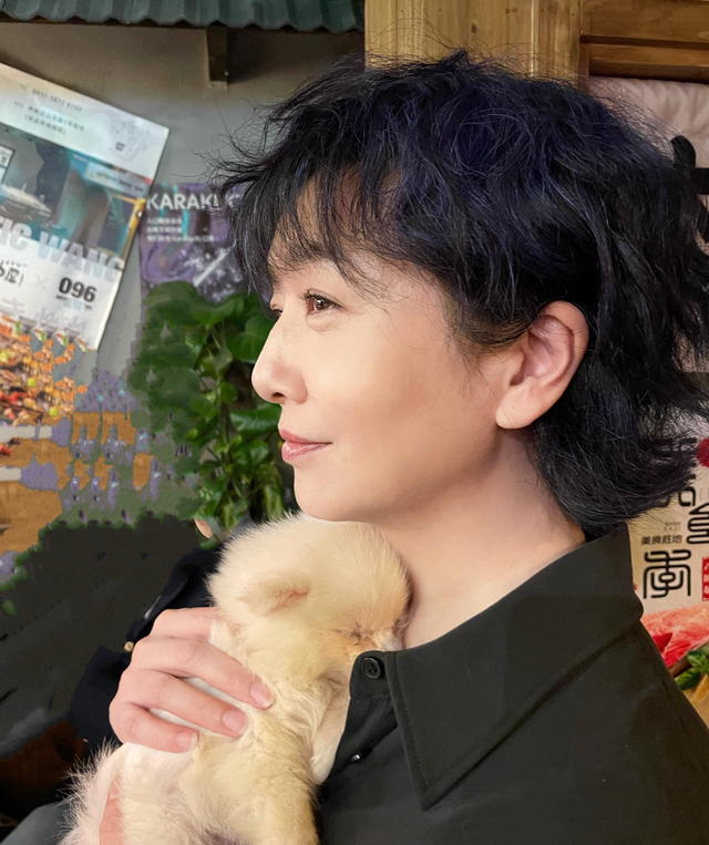 54岁江珊街头排队做核酸，穿万元外套好显眼，和粉丝亲切打招呼