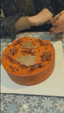 公司新来的女员工不仅身材好，工作能力也强，每次老板出差都带她