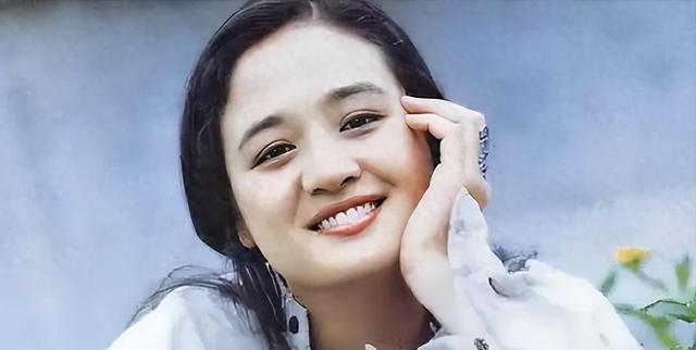 她曾经红过巩俐，却因爱错人毁了一生，婚后丈夫“拒认”亲生儿子