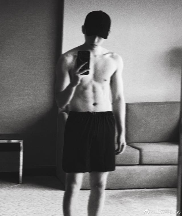 金晨晒大方晒腹肌照！四块腹肌太吸睛 身材不输男星好强