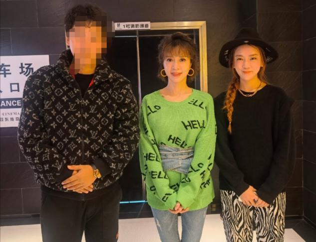 45岁金巧巧时隔22年再演孔雀,为人妇仍貌美,蜂腰纤细似少女