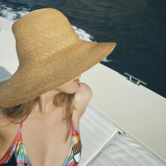 曾志伟儿媳妇获封“剧版最美小三”，一反常态晒泳照，又美又性感