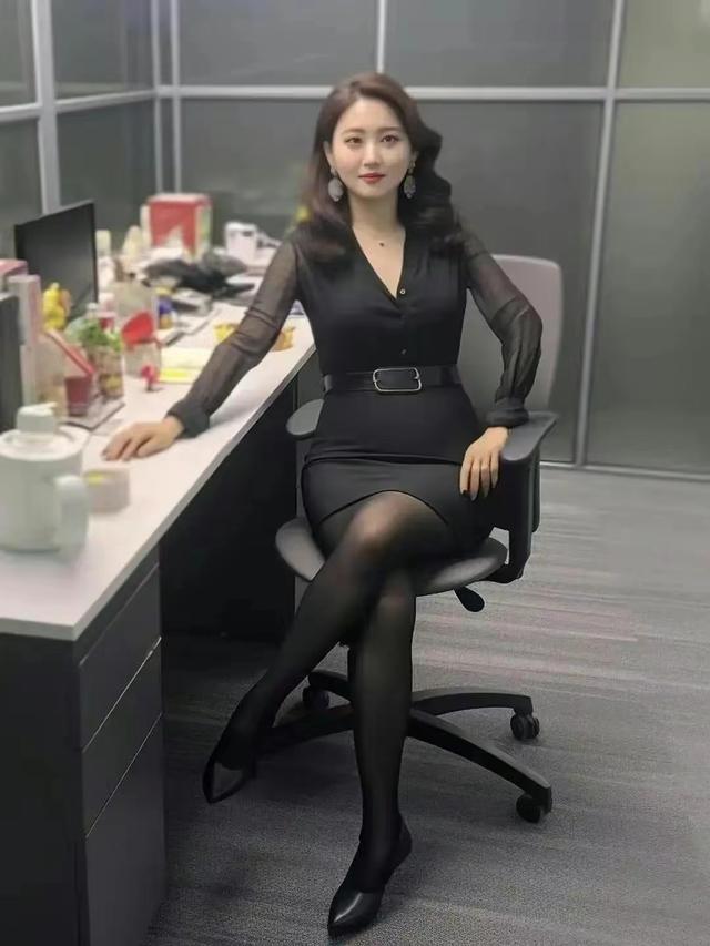 公司新来的女员工不仅身材好，工作能力也强，每次老板出差都带她