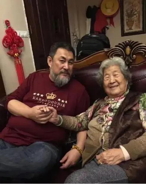 关二爷陆树铭的泪目人生：母亲抗癌18年，把悲苦酿成《一壶老酒》