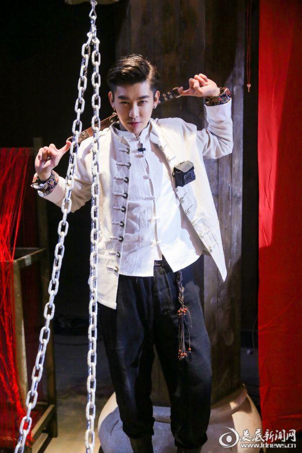 周艺轩《暗夜古宅》唱歌挡毒人 全力以赴拒绝躺赢