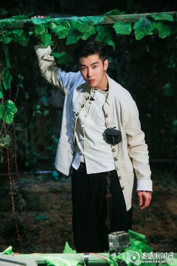 周艺轩《暗夜古宅》唱歌挡毒人 全力以赴拒绝躺赢