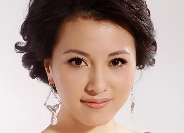 央视主持人梦桐：嫁给丈夫多年恩爱如初，如今48岁仍风韵犹存