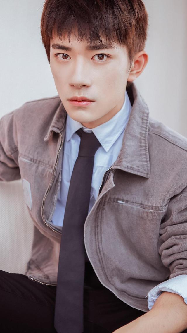 易烊千玺帅气阳光迷人的写真