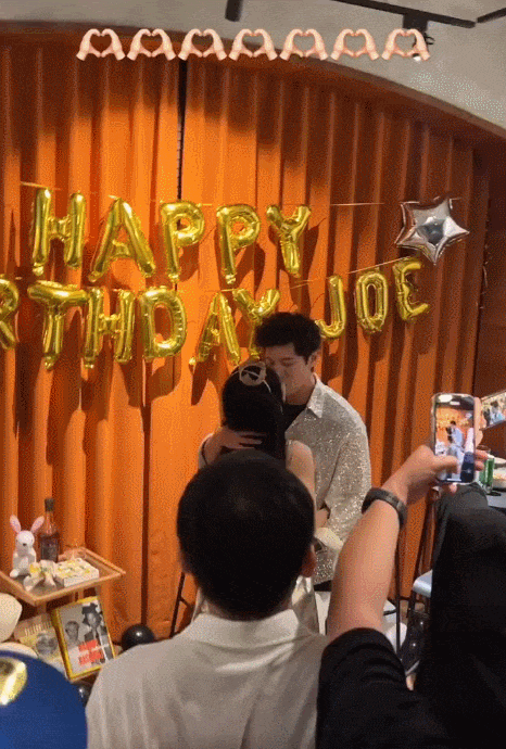 艾伦为陈乔恩办45岁生日派对 二人搂腰亲吻撒狗粮