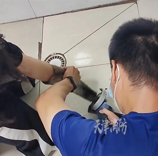 天津女子“手钻牛角尖”求助消防,发问:我是卡得最奇葩的吗