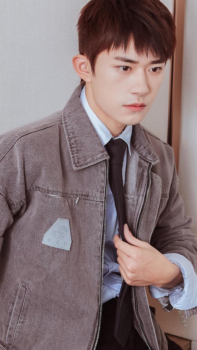 易烊千玺帅气阳光迷人的写真