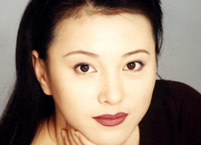 央视主持人梦桐：嫁给丈夫多年恩爱如初，如今48岁仍风韵犹存