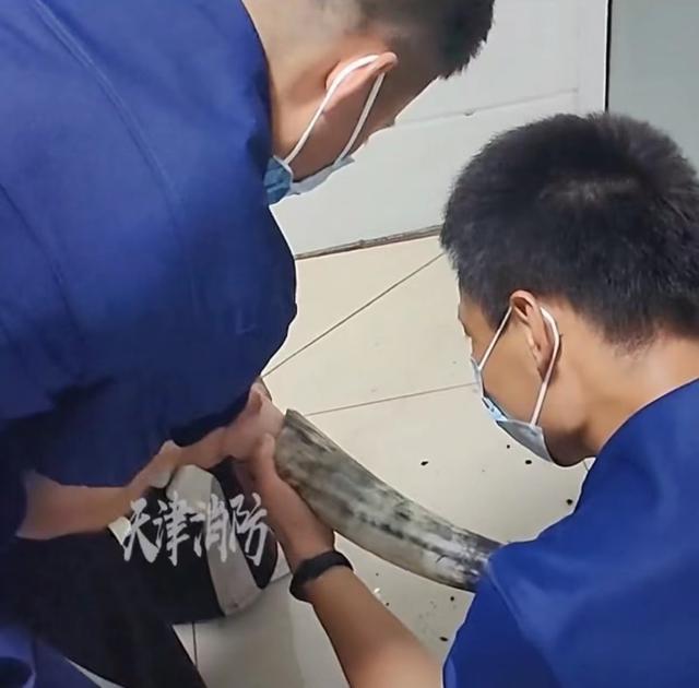 天津女子“手钻牛角尖”求助消防,发问:我是卡得最奇葩的吗