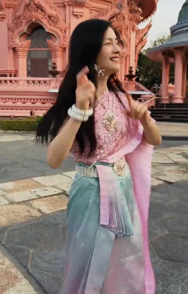 沙溢胡可一家四口跳接力舞蹈 13岁安吉帅气又腼腆