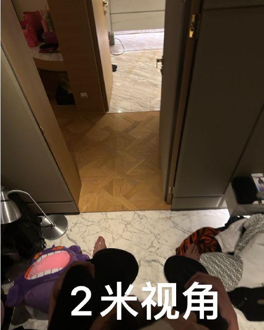 王思聪女友小肉安素颜照曝光，额头上痘痘抢镜，样貌清纯像高中生