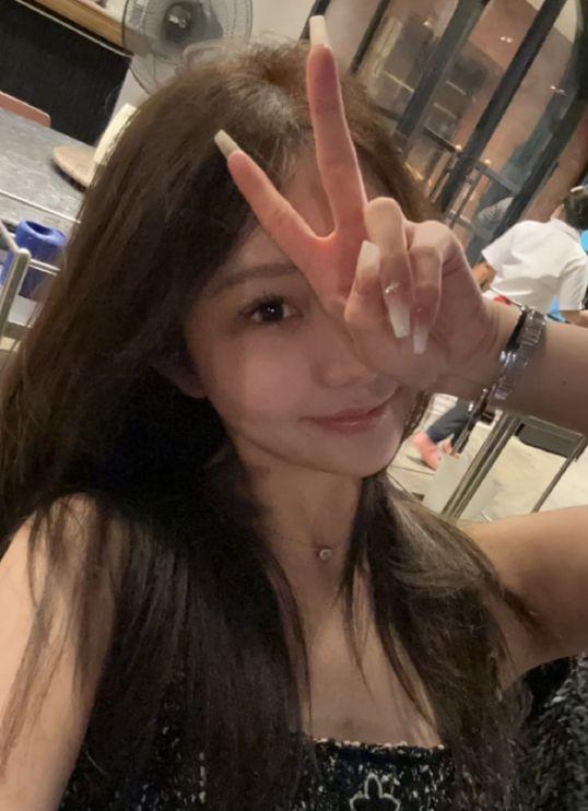 王思聪女友小肉安素颜照曝光，额头上痘痘抢镜，样貌清纯像高中生