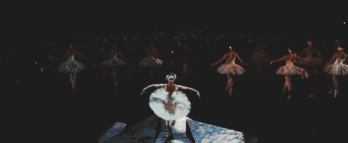 13岁成名,18岁上哈佛,她不想当男人幻想对象,只想做自由黑天鹅