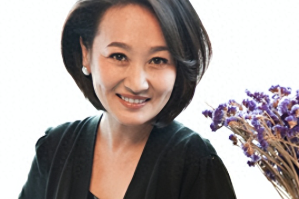 离开“嗜酒如命”的腾格尔，62岁的哈斯高娃，事业成功生活快乐