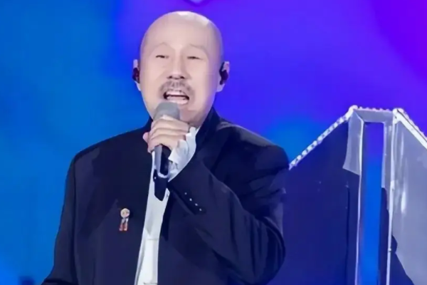 离开“嗜酒如命”的腾格尔，62岁的哈斯高娃，事业成功生活快乐