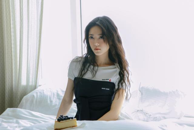 石阶漫步！赵今麦活力美图