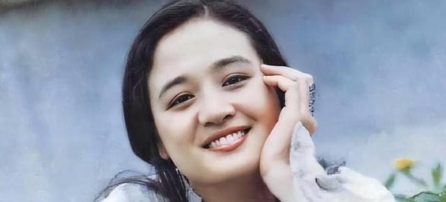 她曾经红过巩俐，却因爱错人毁了一生，婚后丈夫“拒认”亲生儿子